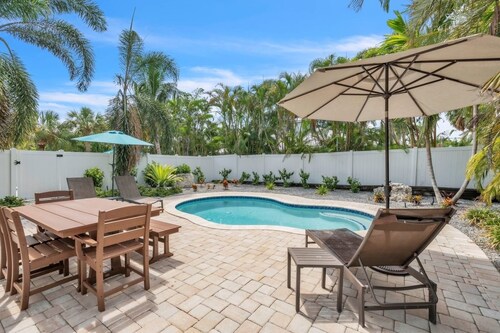 1 Step Closer 2 Bedroom Villa by RedAwning