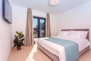 4 bedrooms, iron/ironing board, WiFi, bed sheets - Villa Perla Blu with 4 bedrooms, heated pool, jacuzzi, 50m from beach (Pisak)
