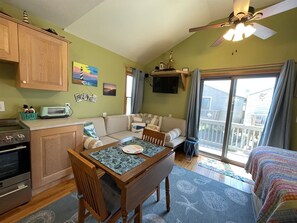 Studio | Private kitchen | Fridge, microwave, oven, coffee/tea maker