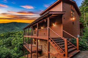 Exterior - Ali's Dream 3 Bedroom Cabin by RedAwning (Sevierville)