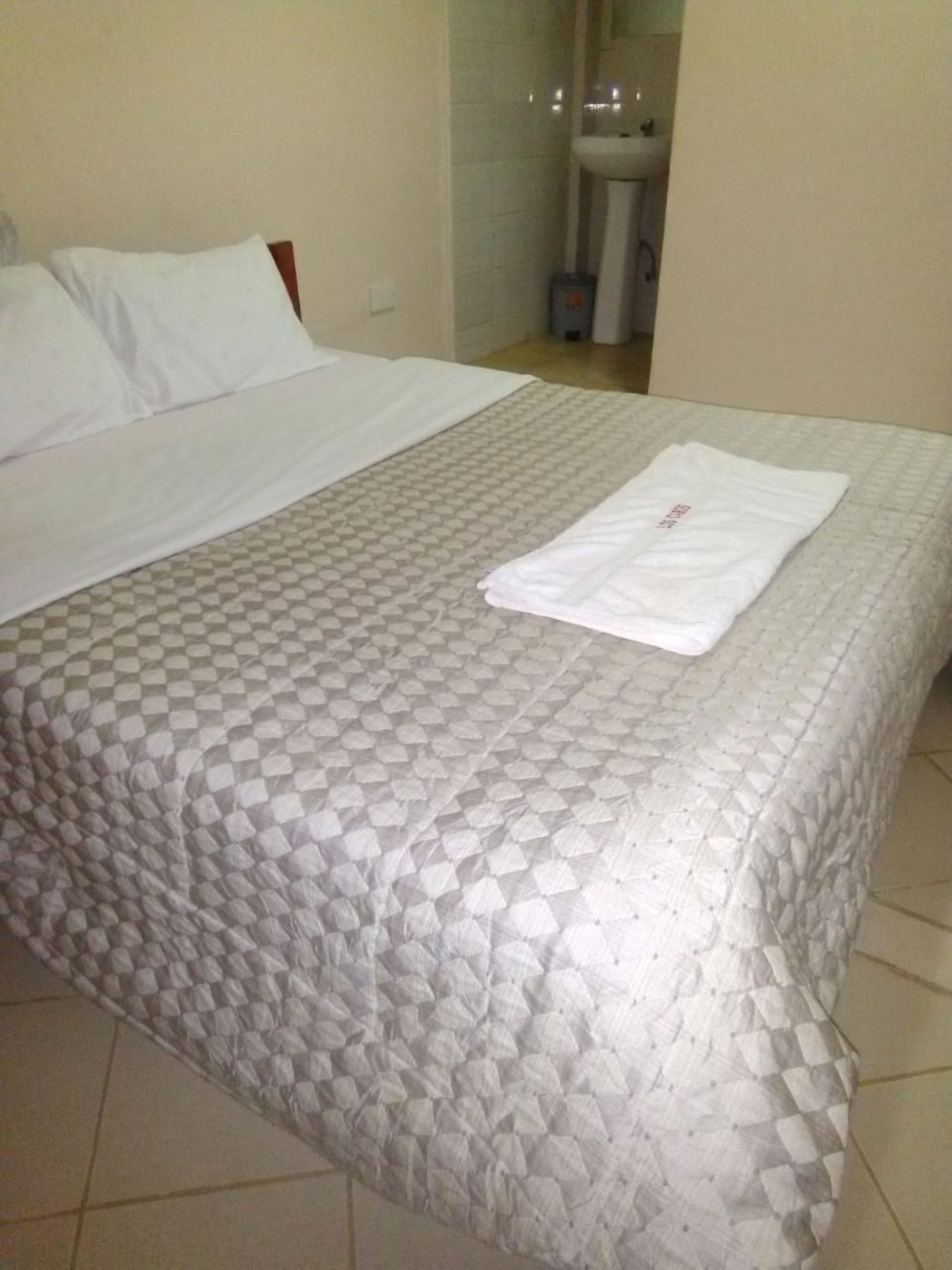 双人房 | 办公桌、免费 WiFi、床单