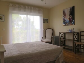 2 chambres, fer et planche à repasser, Wi-Fi, draps fournis