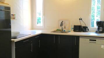 Réfrigérateur, micro-ondes, four, plaque de cuisson