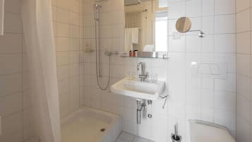 Un baño moderno con bañera, ducha, lavabo e inodoro.