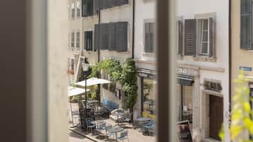 Triple Room | Desk, free WiFi