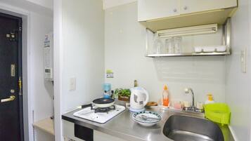 Geladeira, micro-ondas, cooktop, talheres/pratos/utensílios de cozinha