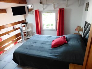 2 bedrooms, iron/ironing board