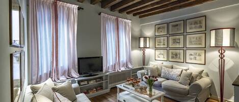 アパートメント 2 ベッドルーム 2 バスルーム | リビング エリア | 32 cmのスマートテレビ (デジタル放送視聴可)、テレビ