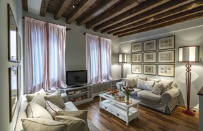 Apartment, 2 Schlafzimmer, 2 Bäder | Wohnbereich | 32-cm-Smart-TV mit Digitalempfang, Fernseher