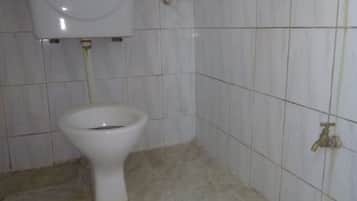 Dobbeltværelse | Badeværelse | Bruser, gratis toiletartikler, hjemmesko, håndklæder