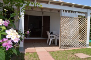 Outdoor dining - THREE-ROOM APARTMENT BADAS Costa Rei Centro (Costa Rei)