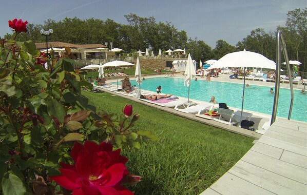 Piscine extérieure (ouverte en saison), parasols de plage