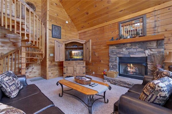 Cabaña, varias camas, hidromasaje, vista a la montaña | Sala de estar | Televisión de 42 pulgadas con canales por cable y chimenea 