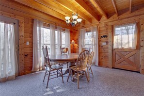 Cabaña, varias camas, hidromasaje, vista a la montaña | Cocina privada | Refrigerador, microondas, parrilla de estufa y lavavajillas 