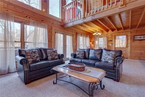 Cabaña, varias camas, hidromasaje, vista a la montaña | Sala de estar | Televisión de 42 pulgadas con canales por cable y chimenea 