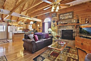 Interior - Alpine Ski Lodge, 2 Bedrooms, Near Ober Gatlinburg, Hot Tub, Sleeps 6 (Gatlinburg)