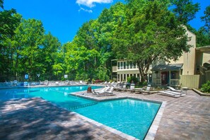 Outdoor pool - Alpine Ski Lodge, 2 Bedrooms, Near Ober Gatlinburg, Hot Tub, Sleeps 6 (Gatlinburg)