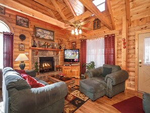 Cabin, Multiple Beds, Hot Tub, Mountain View | Living room