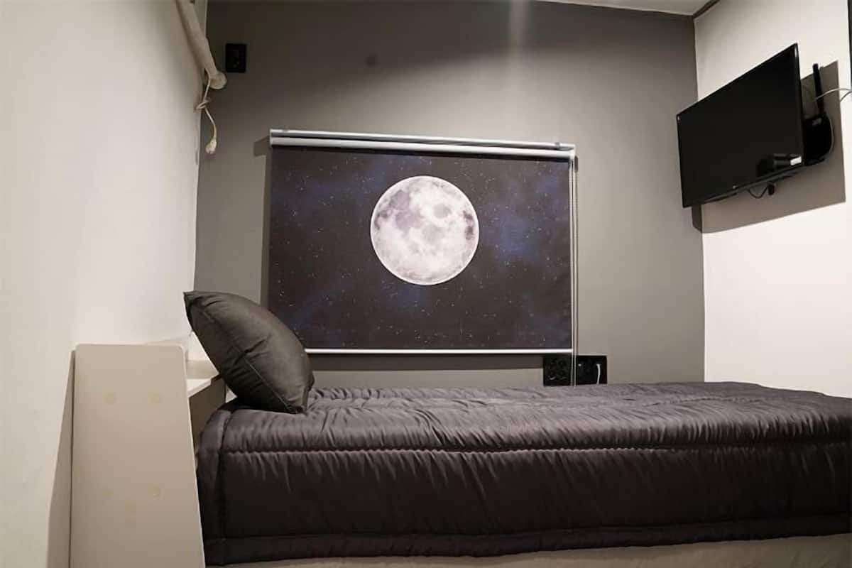 Cortines opaques, planxa i posts de planxar i wifi gratuïta