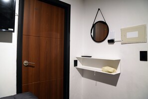 Single Room | Room amenity - Apollo Guesthouse (Seoul)