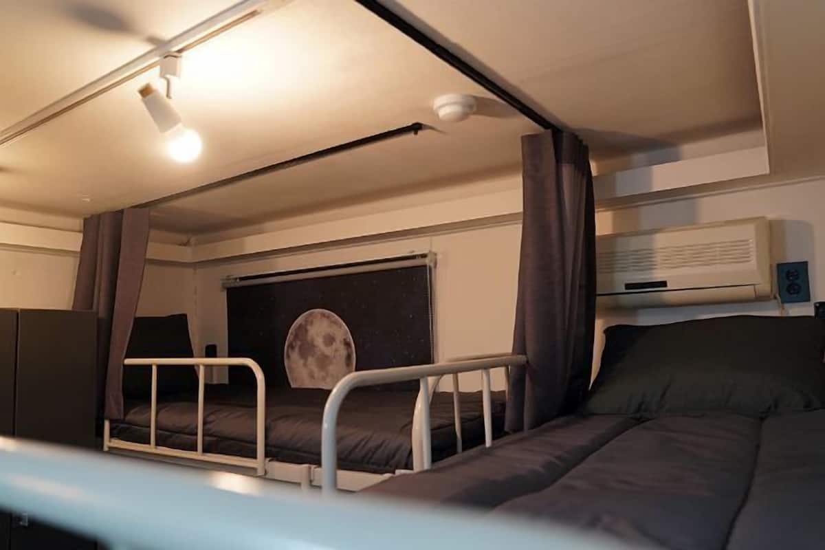 Rideaux dâobscurcissement, fer et planche Ă repasser