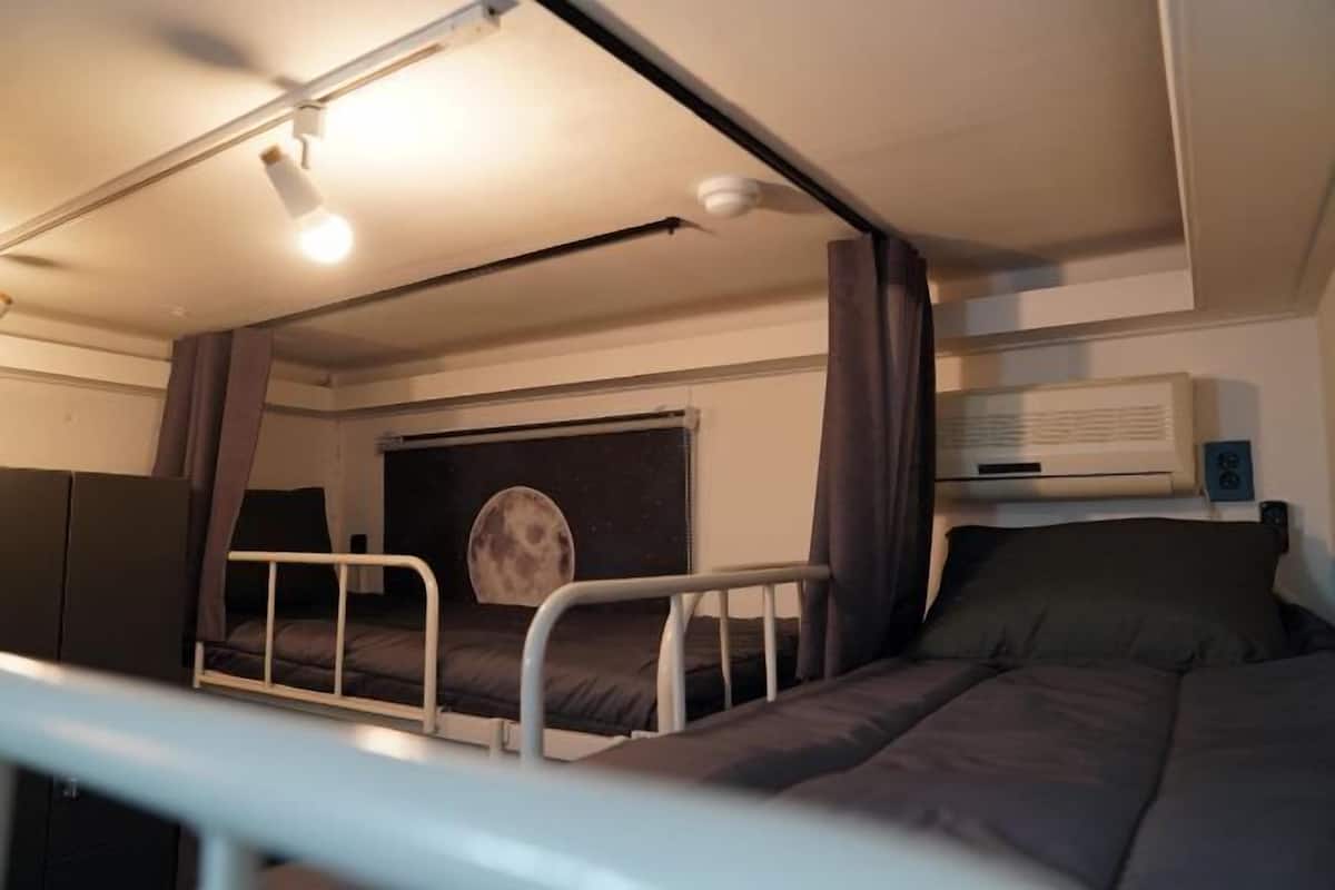 Cortines opaques, planxa i posts de planxar i wifi gratuïta