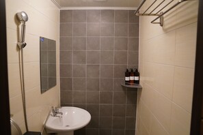 Buồng tắm vòi sen, máy sấy tóc, khăn tắm, dầu gội 