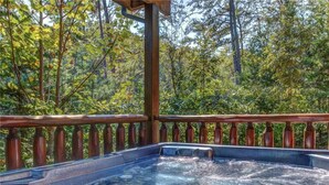 Unclassified image, 4 of 29, button - Wilderness Lodge, 3 Bedrooms, Loft, Hot Tub, Sleeps 14 (Sevierville)