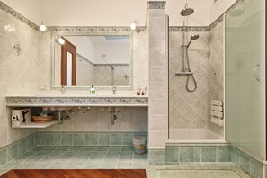 Apartamento básico, 2 habitaciones | Baño | Bañera y ducha independientes, cabezal de ducha tipo lluvia y bidé