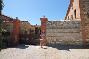 Front of property - Mas du Domaine de Montcalm - B&B & Gites (Thuir)