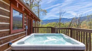 Cabaña, varias camas, hidromasaje, vista a la montaña | Spa