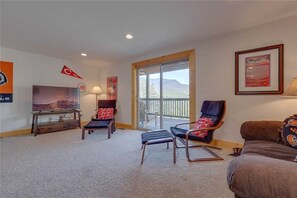 Ferienhütte, Mehrere Betten, Whirlpool, Bergblick | Wohnzimmer | 42-Zoll-Fernseher mit Kabelempfang, Kamin