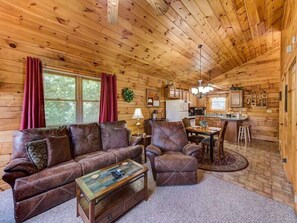 Huisje, 1 kingsize bed, hot tub, uitzicht op bergen | Woonkamer | Een 42-inch televisie met kabelzenders en een open haard