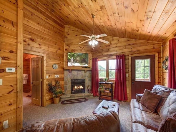 Cabin, 1 King Bed, Hot Tub, Mountain View | Living room