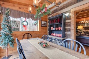 Huisje, meerdere bedden, hot tub | Privékeuken | Een koelkast, een magnetron, een kookplaat, een vaatwasser