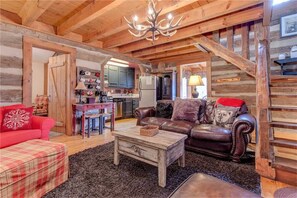 Huisje, meerdere bedden, hot tub | Woonkamer | Een 42-inch televisie met kabelzenders, een open haard en een mp3-dock