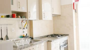 Quarto casal design | Cozinha americana privada | Geladeira, fogão, cooktop, talheres/pratos/utensílios de cozinha