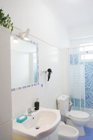 Shower, bidet, towels