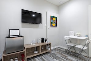 Interior - Fully stocked, Modern & Cosy Studio with Patio. Best Location! Walk Everywhere! (Houston)