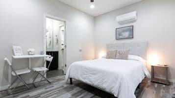 Escritorio, tabla de planchar con plancha, wifi gratis y ropa de cama