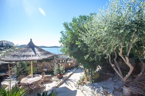 Outdoor dining - Lovely ❤ beachfront apartment for 4 in Sevid (Sevid)