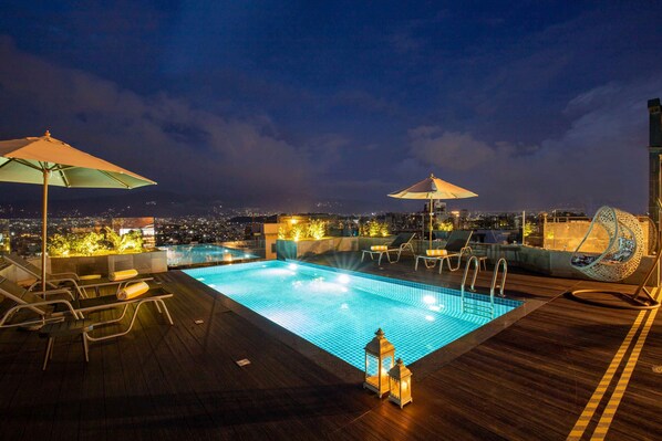 야외 수영장, 09:00 ~ 19:30 오픈, 수영장 파라솔, 일광욕 의자