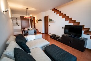 Lägenhet - 2 sovrum - balkong | Vardagsrum | 32-tums platt-tv med digitalkanaler och LCD-tv