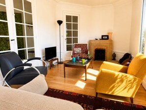TV, books, music library - Le Penthouse Guy Moquet (Paris)