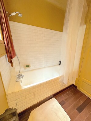 Ensemble baignoire-douche, séchoir à cheveux, serviettes fournies