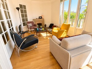TV, books, music library - Le Penthouse Guy Moquet (Paris)