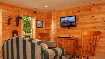 Kabin, Beberapa Tempat Tidur, hot tub, pemandangan gunung | Ruang keluarga | Televisi 42-inci dengan saluran TV kabel dan perapian