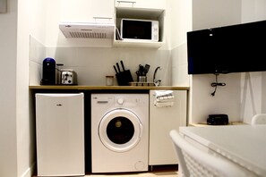 Kühlschrank, Mikrowelle, Wasserkocher mit Kaffee-/Teezubehör