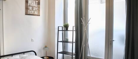 1 habitación, tabla de planchar con plancha, wifi y ropa de cama