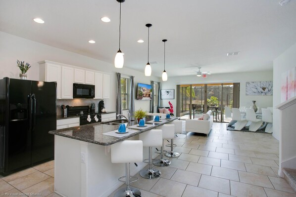 Villa (5 Bedrooms) | Cuisine privée | Réfrigérateur, four à micro-ondes, surface de cuisson, lave-vaisselle